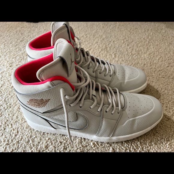 Jordans 1 size 12 - Picture 2 of 9